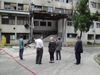 Velvyslanec Szunyog před budovou vyhořelé nemocnice v Bihaći