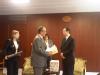 Ministr Karel Schwarzenberg předává humanitární dar v Japonsku