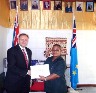  Předávání pověřovacích listin prezidenta České republiky Generálnímu guvernérovi Tuvalu Siru Iakoba Italelimu  