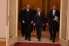Ministr zahraničí v demisi Lubomír Zaorálek, předseda vlády Andrej Babiš a nový ministr zahraničí Martin Stropnický v Černínském paláci