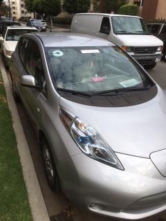 Elektromobil Nissan Leaf jezdící pro UBER a LYFT