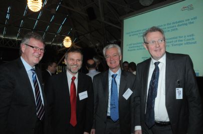 Zprava: Hans Skov Christensen, výkonný ředitel DI, Jan Høst Schmidt, vedoucí zastoupení Evropské komise v Kodani, Zdenk Lyčka, velvyslanec ČR v Kodani, Bent Claudi Lassen, člen Evropského parlamentu