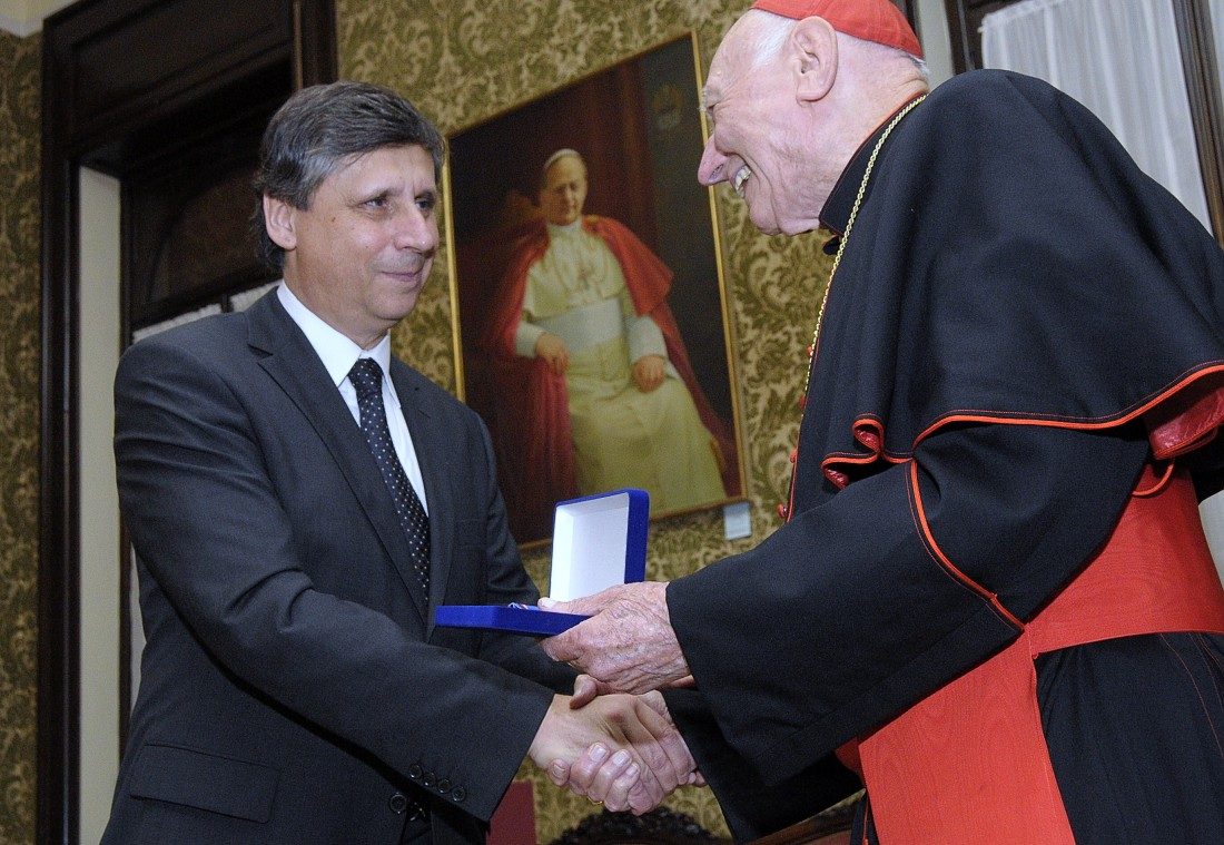 premiér předal medaili Karla Kramáře kardinálu Tomáši Špidlíkovi