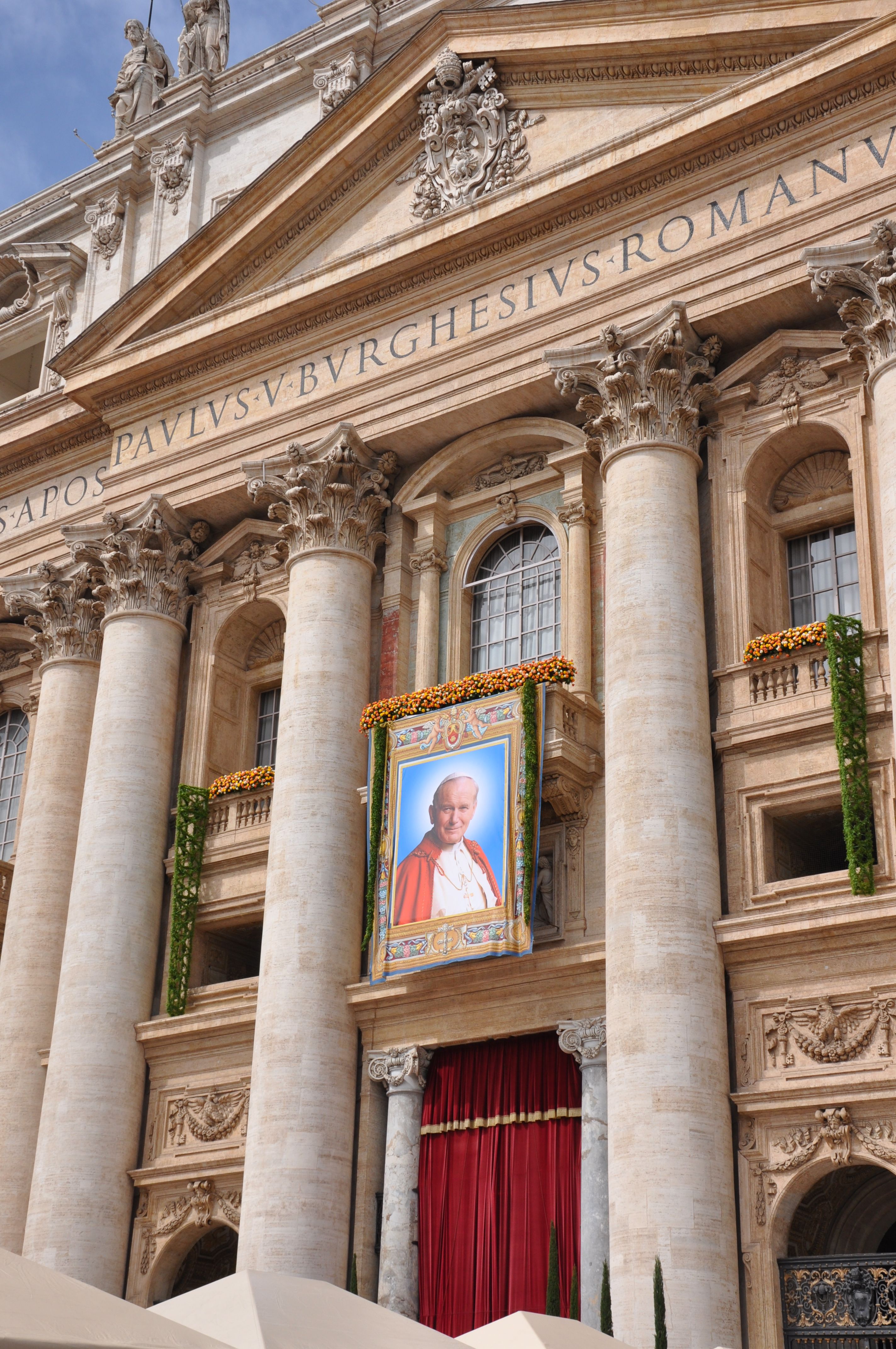 průčelí baziliky sv. Petra během beatifikace papeže Jana Pavla II.