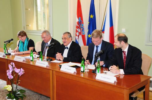 Místopředseda vlády Chorvatska Neven Mimica, ministr Karel Schwarzenberg, evropský komisař Štefan Füle, místopředseda Svazu průmyslu a dopravy Radek Špicar