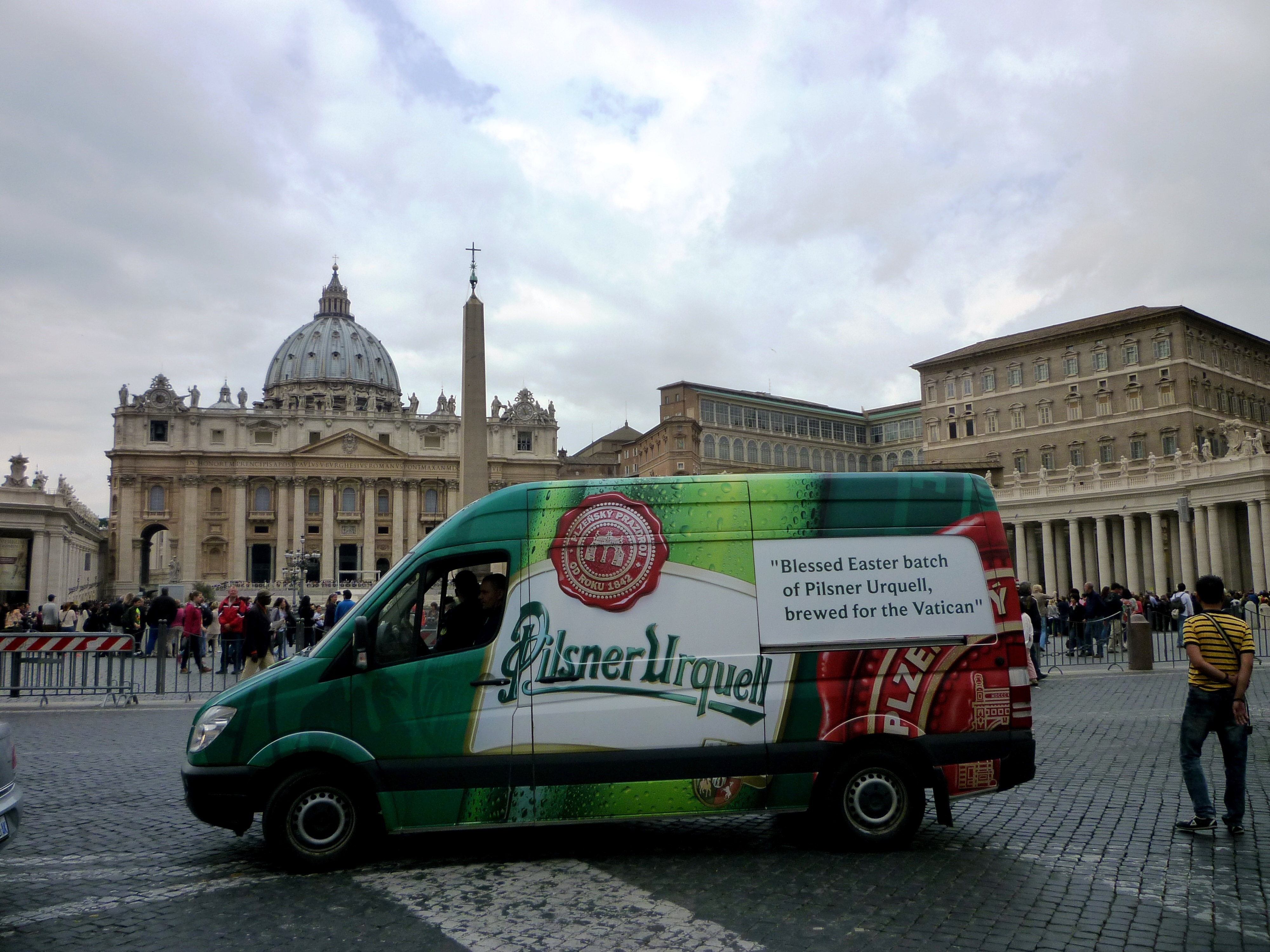 dodávka s plzeňským pivem na námsěstí sv. Petra v Římě
