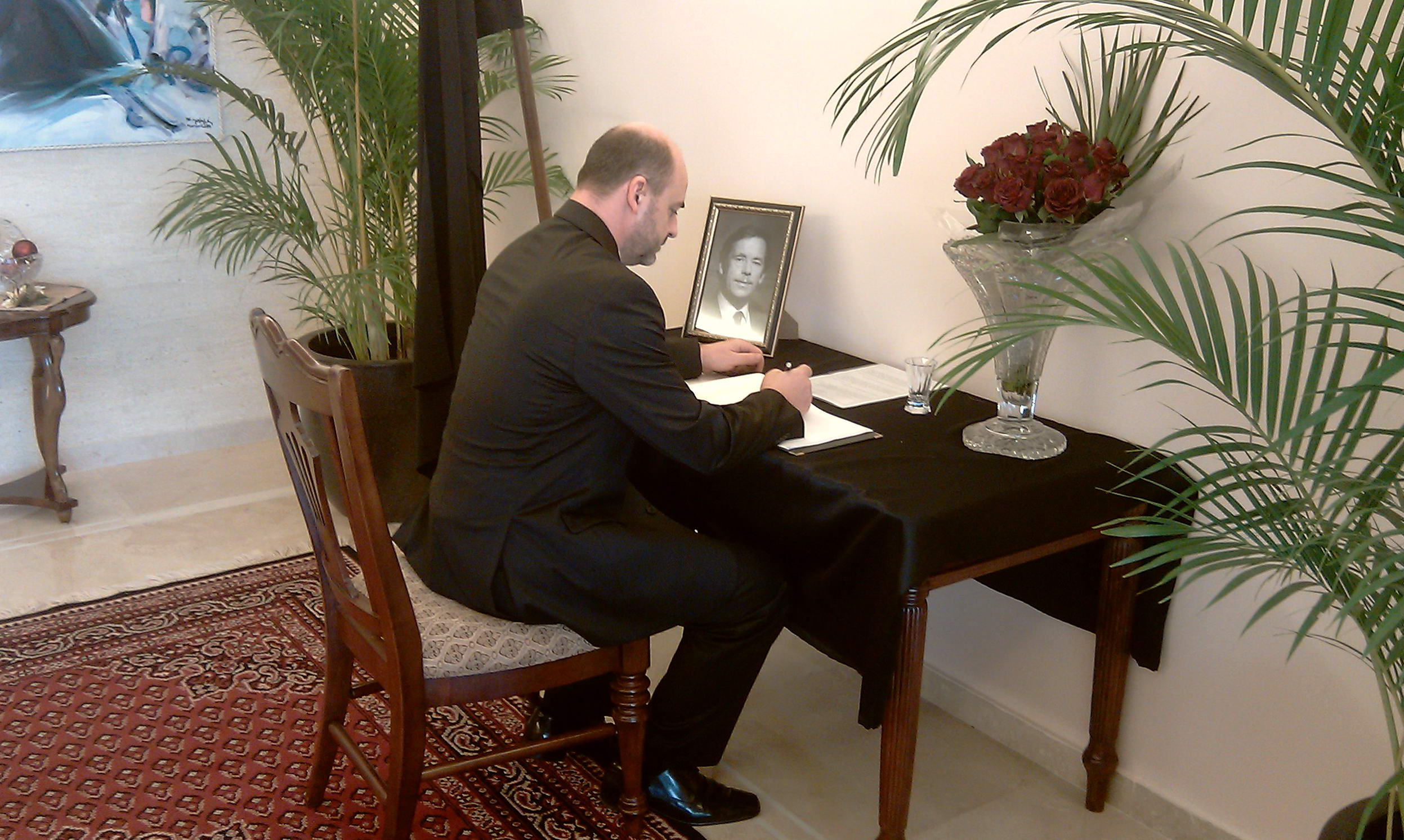 velvyslanec Svatopluk Čumba podepisuje kondolenční knihu