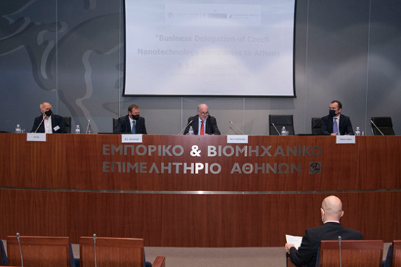 ​ Παρουσίαση στο ΕΒΕΑ ​(από αριστερά Πρόεδρος του Συνδέσμου Βιομηχανιών Νανοτεχνολογίας Jiří Kůs, Πρέσβης της Τσεχίας  Jakub Karfík, μέλος του ΔΣ του ΕΒΕΑ Χάρης Λαμπρόπουλος και εκπρόσωπος του Enterprise Greece Nίκος Στάμου). 