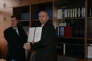 Ambasador Szunyog i direktor Pleh sa potpisanim sporazumom o donaciji