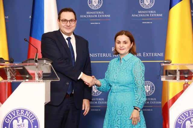 Ministrul Jan Lipavski vizitează România