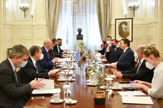 Οι αντιπροσωπείες Τσεχίας (δεξία) και Ελλάδας κατά τις συνομιλίες τους