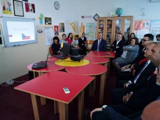 Udhëheqësi i Ambasadës Çeke ka vizituar shkollën “Selman Riza” në Fushë Kosovë
