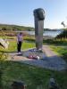 Tichá pieta neznámého cizince u památníku československých vojákům v Arisaigu