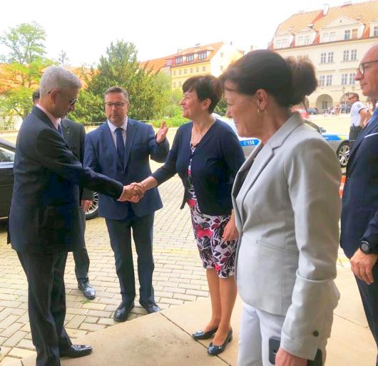 Minister S. Jaishankar welcomed in front of the Czech Foreign Ministry