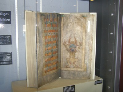 Vitrinen med kopien af Djævelens Bibel – Codex Gigas.