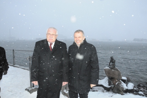President Václav Klaus (left), Ambassador Zdeněk Lyčka and the Little Mermaid (photo Hasse Ferrold) 