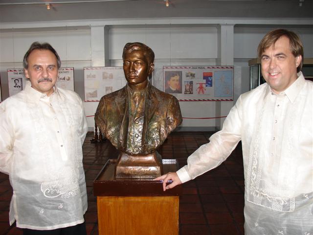 Velvyslanec Ludva a starosta Litoměřic Chlupáč u sochy J. Rizala v Calambě