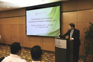  Obchodní rada velvyslanectví České republiky v Kuala Lumpur Vojtěch Hromek zahajuje business matchingový seminář.  