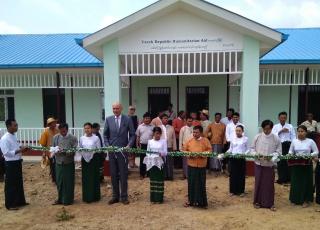 Slavnostní otevření základní školy v obci Kyun Taw Su