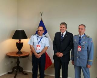 Generál Petr Hromek, ministr obrany Chile Alberto Espina Otero a generál vzdušných sil Chile Jorge Robles