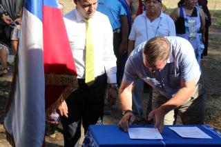 Alcalde de Peňaflor Nibaldo Meza Garfia y Embajador J. Rychtar firmando documento 