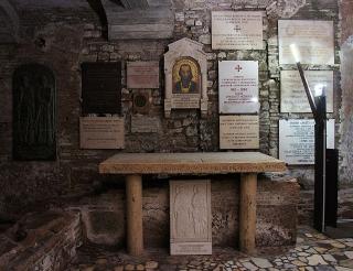 pamětní deska u hrobu sv. Cyrila