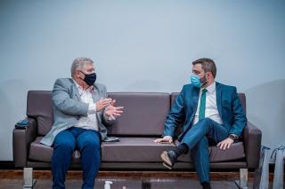Jednání s předsedou poslanecké sněmovny (M. Sklenka a Gabriel Souza)