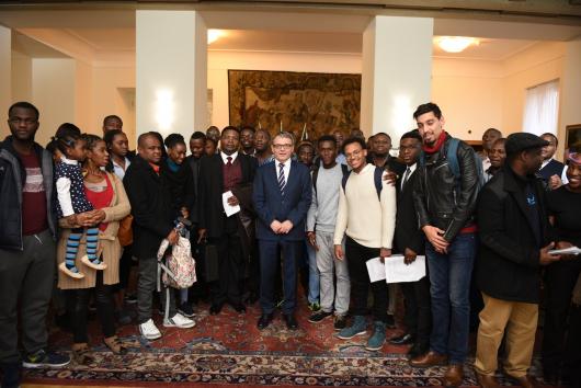 Ministr Zaorálek přivítal v Černínském paláci studenty z afrických zemí