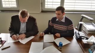 Velvyslanec Toman a zástupce AWC podepisují smlouvu MLP.    