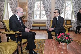 Premiér Bohumil Sobotka a francouzský velvyslanec v ČR Jean-Pierrem Asvazadourian.    