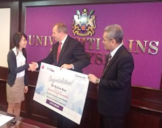  The  scholarship from the University of Pardubice  to  Ms. Ng Siow Woon PhD Student, School of Physics USM, was handed over by Ambassador of the Czech Republic in Malaysia Mr. Rudolf Hykl and Prof. Omar Osman Vice-Chancellor of USM (righ) 
