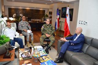 Jednání s ministrem obrany Dominikánské republiky, generálmajorem Carlosem Luciano Díaz Morfa