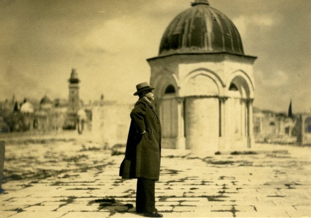TGM visiting Palestine. In Jerusalem, 9 April 1927; MÚA, AÚTGM, fond Ústav T. G. Masaryka 147/1), sign. 47-XIX-013 
