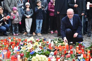 Le Premier ministre de la République tchèque Monsieur Bohuslav Sobotka a rendu hommage aux victimes des attaques terroristes.