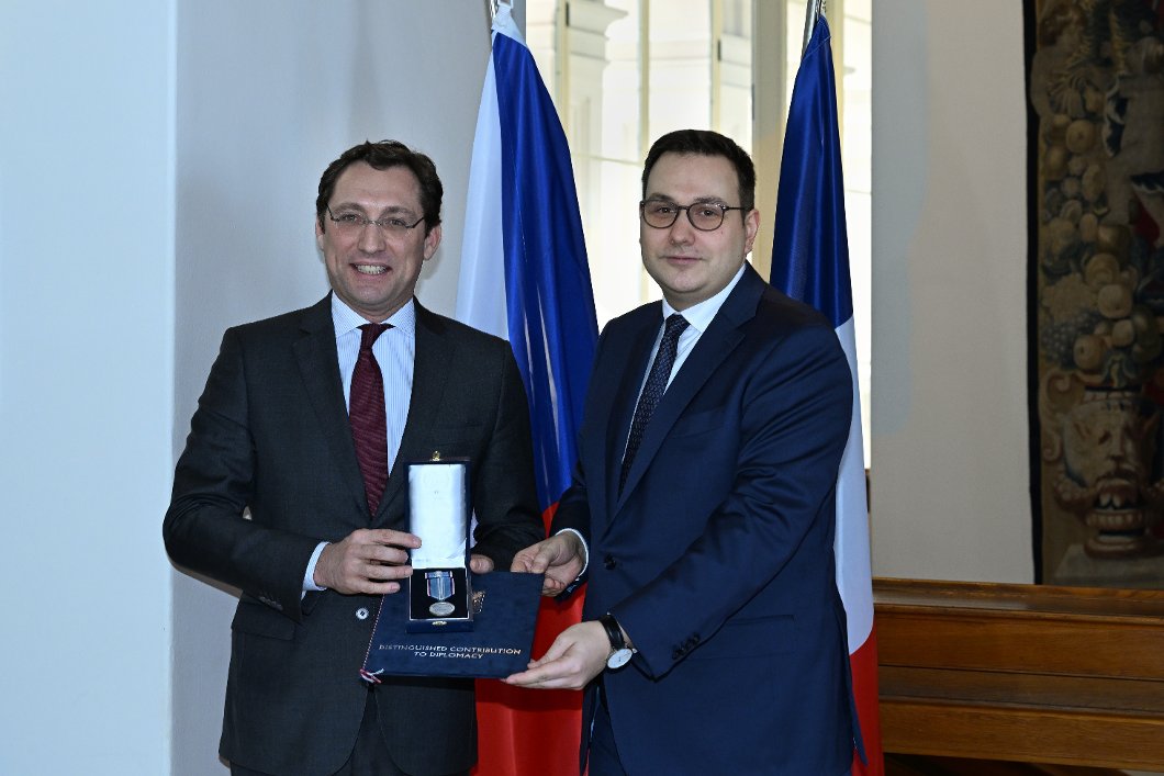 Ministr Jan Lipavský předal francouzskému velvyslanci Alexisi Dutertrovi medaili „Za zásluhy o diplomacii“
