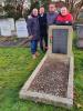 Na židovském hřbitově v Liverpoolu u hrobu Roberta Alta s Johnem Martinem, Alasterem Burmanem a dobrovolníkem Adrianem Corkem