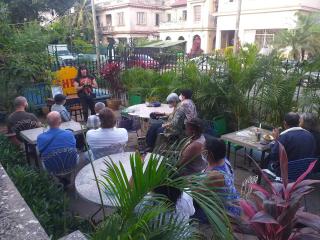 Literární besídka v kavárně Luque's v Havaně 