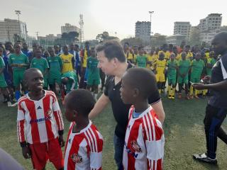 Státní tajemník Miloslav Stašek předává dar mladým tanzanským fotbalistům