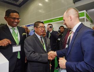  Otevření pavilonu EU na veletrhu IGEM - setkání náměstka Vladislava Smrže s ministrem energetiky, zelených technologií a vodního hospodářství Malajsie Maximem Johnitym Ongkilim. 