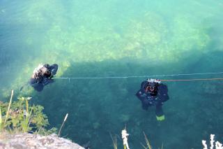 Čeští potápěčí v jezeru