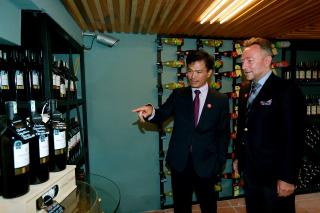 Majitel firmy Elmich a majoritní vlastník vinařství Ladora pan Do Thanh Trung prezentuje výrobky firmy velvyslanci Vítězslavu Greplovi