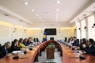 Český ministr zahraničí společně členy zahraničního výboru českého parlamentu navštívili Kosovo