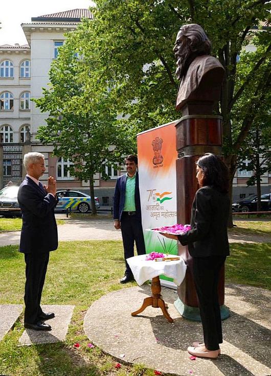 Meeting of Minister S. Jaishankar in front of Tagore statue in Prague