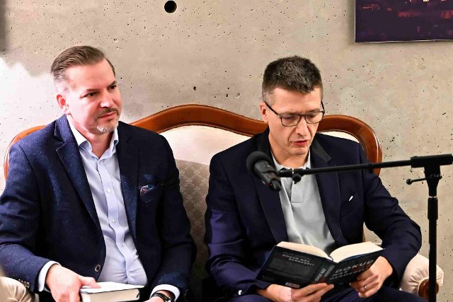 moderátor Petr Klement a autor knihy Petr Opršal (zleva)