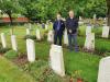 S prof.Janem Kováčem na hřbitově v Cranwellu