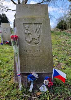 Hrob na hřbitově St. Ethelbert Churchyard v East Wretham navštíven 21. dubna 2021