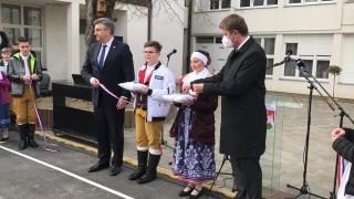 Ministr Petříček otevřel novou část české školy v Daruvaru