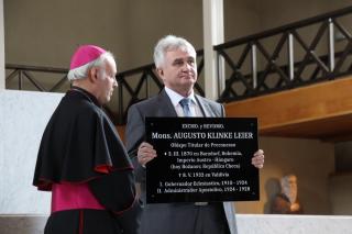 Entrega de la placa de memoria a Obispo en Valdivia 