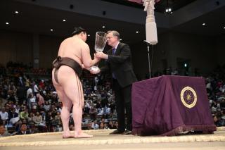 Pan Martin Tomčo, velvyslanec ČR v Japonsku, předává vítězný pohár Yokozunovi Hokuho