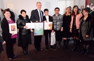 Předání diplomu ze 44. ročníku Mezinárodní dětské výtvarné výstavy LIDICE 2016 v Sačchere